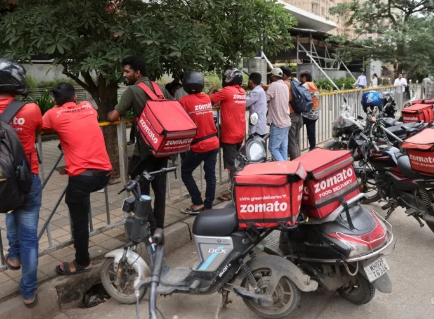 🛵 نیو ایئر کی رات، اسٹرائیک کا دباؤ — Swiggy، Zomato اور Zepto نے ڈیلیوری مراعات بڑھا دیں