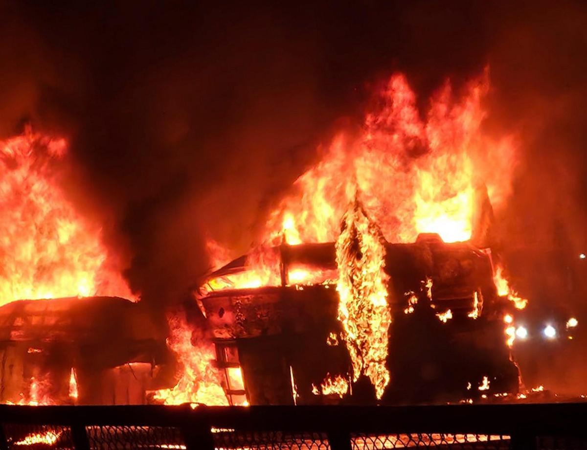 کرناٹک بس حادثہ: سلیپر بس میں اچانک آگے لگ گئی: ۹ افراد  ہلاک . وزیراعلیٰ سدارامیاہ کا تحقیقات کا حکم