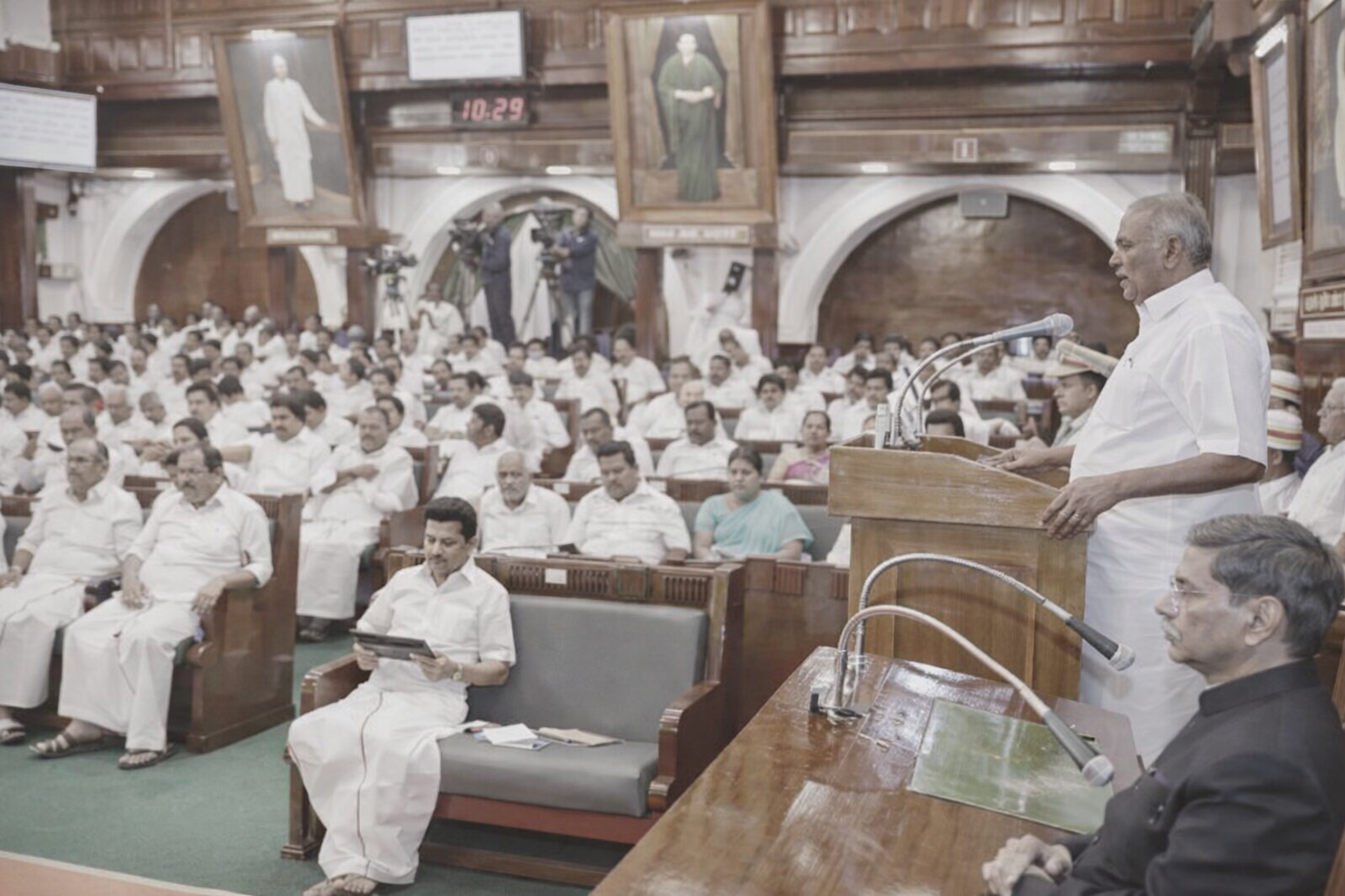 ریاست، دستور اور اختلاف کی گونج