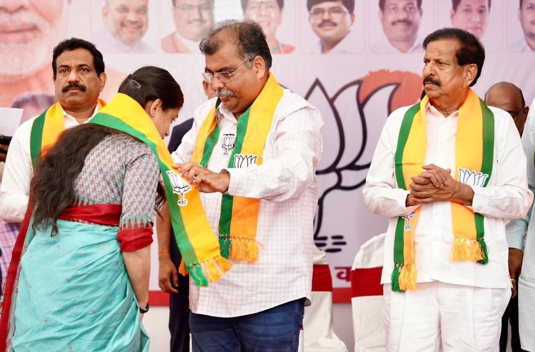 امبرناتھ: معطل کانگریسی کارپوریٹرس&nbsp;&nbsp; بی جے پی میں شامل