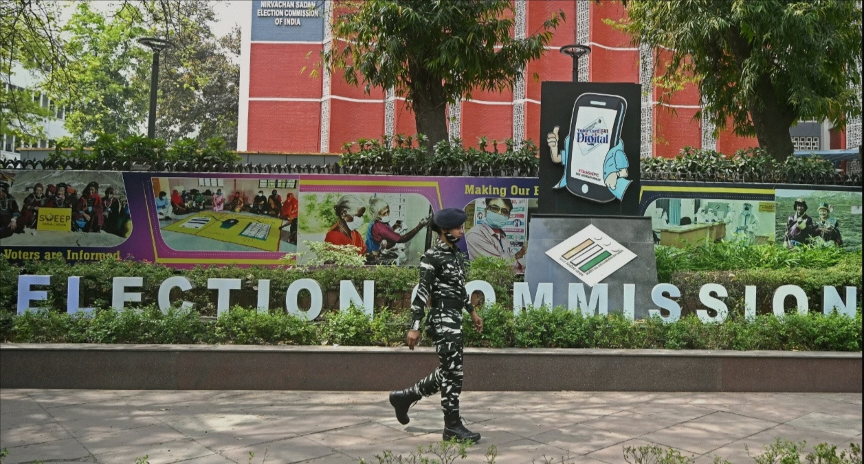 لیکشن کمشنر اور الیکشن کمشنرز کو فوجداری کاروائی سے تحفظ کیوں؟