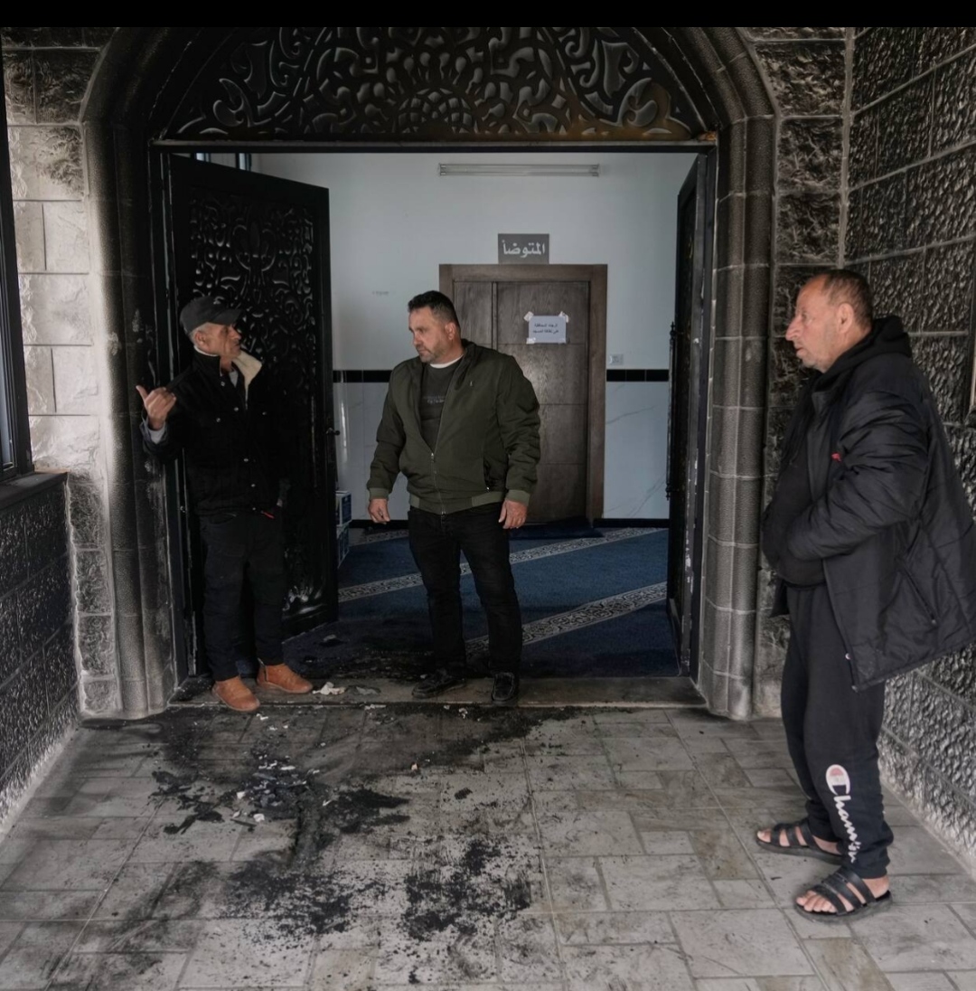 رمضان کی ساعتوں میں جلتا ہوا دروازہ — نابلس کی مسجد پر حملہ